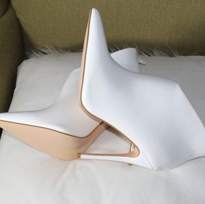 Fashion Nova White Ankel Boot Heels.
